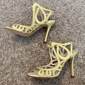 MANOLO BLAHNIk PALE YELLOW HEELS